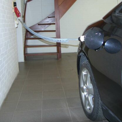 Grijze spiraal kabel voor garage of carport