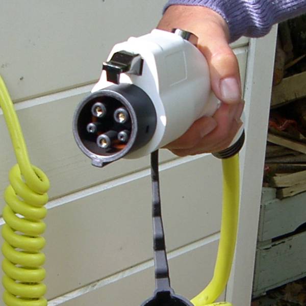 Type 1 ofwel "yazaki" stekker conform IEC62196-2 en SAE1772