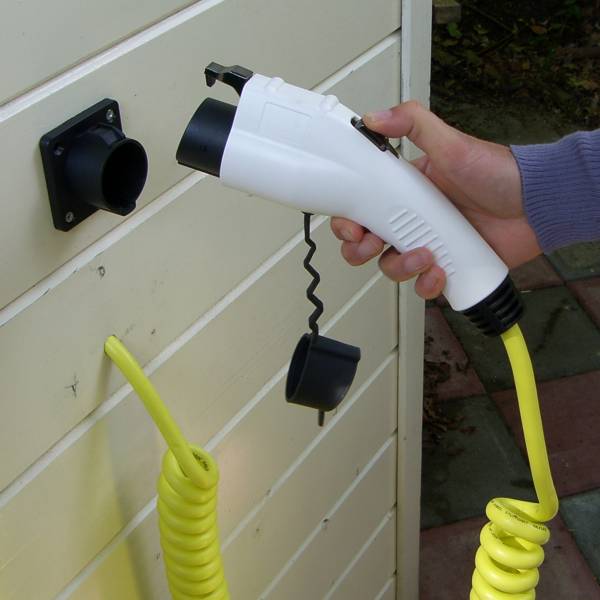 Type 1 ofwel "yazaki" stekker conform IEC62196-2 en SAE1772