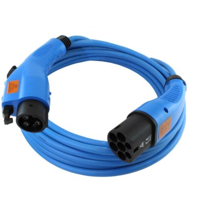 Blauwe laadkabel met ook blauwe stekkers geschikt voor 1 fase 16 ampere (ofwel 3700 watt) laden