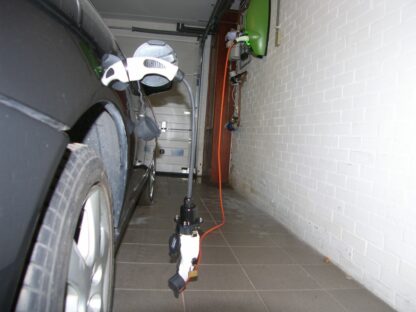 De adapter in gebruik bij een elektrische auto.